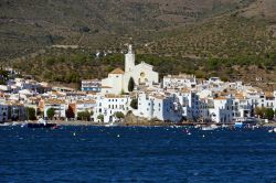 Vista di Cadaques, Costa Brava in Spagna - © ...