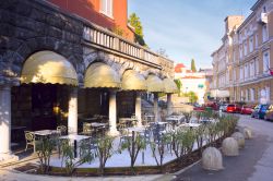 Nel centro della città croata di Opatija (in italiano Abbazia) ci si può sedere ai tavolini di bar e ristoranti e godersi le temperature miti del clima mediterraneo - © Phant / ...