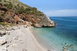 Cala Creperia, la splendida spiaggia si trova nella remota Riserva dello Zingaro, non distante da San Vito Lo Capo in Sicilia - © Gandolfo Cannatella / Shutterstock.com