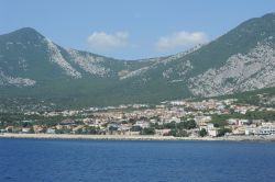 La cittadina di Cala Gonone fotografata dal mare, durante un tour nel Golfo di Orosei, in Sardegna  - © Stefano Ember / Shutterstock.com