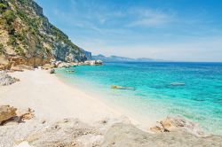Cala Mariolu una classica meta da escursione in barca da Cala Gonone, in Sardegna - © Gabriele Maltinti / Shutterstock.com