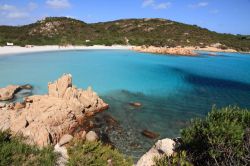 Cala del Principe, la bella spiaggia bianca a Cala di Volpe in Sardegna - © Ana del Castillo / Shutterstock.com