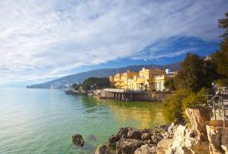 Una delle cale rocciose che frastagliano la costa di Opatija, nel nord-est dell'Istria, Croazia - © Phant / Shutterstock.com