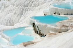 Calcari, gessi e travertino formano le cascate di Pamukkale in Turchia - © Verkhovynets Taras / Shutterstock.com