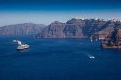 La caldera di Santorini (Thera) Il vulcano di Thira si trova al largo delle falesie e si chiama Nea Kameni. Fu la colossale esplosione del 1600 avanti Cristo a creare gli scenari grandiosi di ...