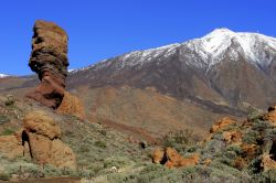 La Caldera del Teide, nel centro di Tenerife, alle Canarie. Non tutti sanno che il Parque Nacional de Las Canadas del Teide, Patrimonio dell'Umanità nel 2007, è il parco naturale ...