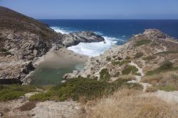 Caletta solitaria lungo la costa dell'isola di Ikaria in Grecia - © Portokalis / Shutterstock.com
