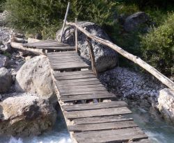 California, borgo abbandonato in Veneto: una passerella in legno attraversa un torrente - © Gere72, CC BY-SA 3.0, Wikipedia