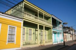 La variopinta Calle Baquedano, la tipica via del centro di Iquique, la città settentrionale del Cile - © jorisvo / Shutterstock.com