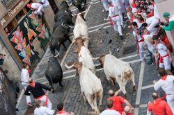 Calle Estafeta, a Pamplona (Spagna), è una delle strade protagoniste della Festa di San Firmino, la celebrazione del patrono navarrese conosciuta in tutto il mondo per l'adrenalinica ...