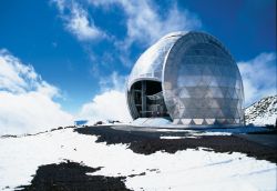 Sull'isola di Hawaii, nell'omonimo arcipelago del Pacifico, la cima del vulcano Mauna Kea ospita l'Osservatorio di Mauna Kea, un insieme di telescopi sofisticati per l'osservazione ...