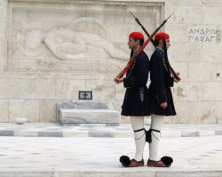 Il cambio della guardia ad Atene, la capitale della Grecia. Le guardie vegliano il monumento al Milite Ignoto, che si trova in Piazza Syntagma, sottostante al Parlamento Ellenico. I particolari ...