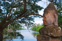 Cambogia: la zona Angkor wat è ricca di siti archeologici: una Statua lungo il fiume - Foto di Giulio Badini / I Viaggi di Maurizio Levi