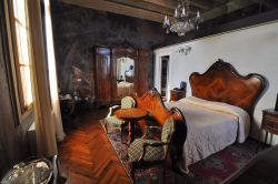 Camera da letto all'interno del  Relais Castello di Bevilacqua, ricavata in una delle Torri del maniero