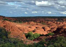 Camminare nella solitudine dei sentieri di Kings Canyon, Northen Territory - Chi ama il deserto non può che rimanere affascinato dagli spazi sconfinati del Watarrka National Park ...