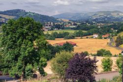 Campagne intorno al borgo di Saint-Jean-Pied-de-Port, Francia. 201893008