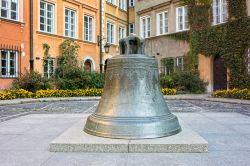 Una storica campana di bronzo, datata 17°secolo. E' posta nel centro di piazza Kanonia a Varsavia, la capitale della Polonia - © Artur Bogacki / Shutterstock.com