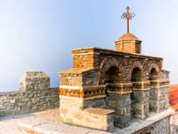 Campane di un monastero ortodosso a Lesvos (Lesbo) nel Mar Egeo settentrionale della Grecia - © mangojuicy / Shutterstock.com