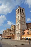 Il campanile della Cattedrale di San Giorgio (Ferrara, Emilia Romagna) venne aggiunto alla chiesa del XII secolo solo nella seconda metà del Quattrocento e non fu mai terminato: il progetto ...