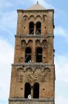 Con i suoi 22 metri di altezza, la torre in tufo della chiesa parrocchiale è uno dei più suggestivi esempi di architettura romanica di tutta la Provenza.