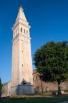 Il Campanile veneziano della chiesa principale di Rovigno (Santa Eufemia): ci troviamo in Istria, nella Croazia nord-occidentale - © Ziga Camernik / Shutterstock.com