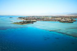 Il campo da golf di El Gouna nel Mar Rosso (Golf von Sues El Gouna). Il campo è circondato dalla magnifica  barriera corallina dell'Egitto - © Nneirda / Shutterstock.com ...