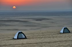 Campo tendato nel deserto: l'alba prima di partire per Wadi al-Hitan - In collaborazione con I Viaggi di Maurizio Levi