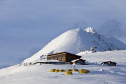 Campo tendato salewa - Il campo viene allestito nei pressi del Rifugio Mittager, ad una altitudine di circa 2.300 metri. Ci troviamo all'interno cel compresnosio sciistico di Merano 2.000 ...