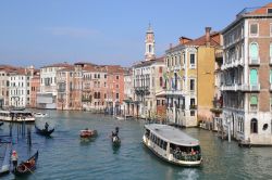 Canal Grande a Venezia: come visto dal Ponte di Rialto in direzione nord