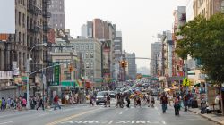 Canal Street a Chinatown, New York, Stati Uniti. Una veduta di Canal Street, la principale strada che corre attraverso il quartiere di Chinatown e costituisce i confini meridionali di Soho e ...