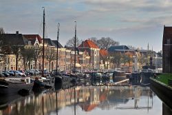 Canale a Zwolle in Olanda. Il fascino delle barche nel centro della città dei Paesi Bassi del nord - © Franke de Jong / Shutterstock.com