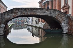 Canale e ponte nel centro storico di Comacchio, Emilia-Romagna.
