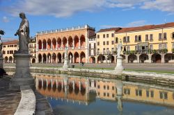 Canali, statue e pregevoli palazzi antichi: questa è Prato della Valle a Padova - © Guillermo Pis Gonzalez / Shutterstock.com