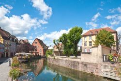 Un canale del quartiere chiamato  "piccola Venezia" una delle perle turistiche dell'Alsazia: siamo a Colmar in Francia  - © slava17 / Shutterstock.com