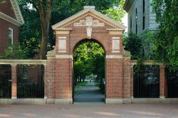 Il cancello d'ingresso di Harvard Yard a Cambridge, Boston. L'area verde di 10 ettari, adiacente a Harvard Square, costituisce la parte più antica del campus della Harvard University - ...