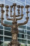 All'aeroporto di Tel Aviv, Israele, si viene accolti da un candelabro gigantesco a sette bracci: è una tradizionale menorah, la lampada a olio che veniva accesa con olio consacrato ...