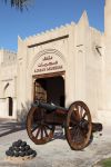 Un cannone all'ingresso dell'Ajman Museum ...