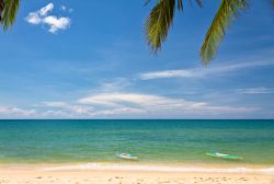 Canoe sulla bella spiaggia sabbiosa della baia di Sao. Ci troviamo sull'isola di Phu Quoc, vicino alle coste del Vietnam - © Frank Fischbach/ Shutterstock.com