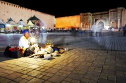 Cantastorie si esibisce in piazza a Fes (Fez), una delle più importanti città del Marocco - © Rechitan Sorin / Shutterstock.com