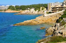 Cap Salou, alcune cale rocciose della Costa Daurada in Spagna. Questa località della Catalogna si trova appena ad occidente di Terragona - © nito / Shutterstock.com
