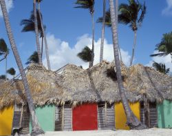 Capanne coloratea  Punta Cana: siamo lungo la costa est della Repubblica Dominicana - © Radovan / Shutterstock.com
