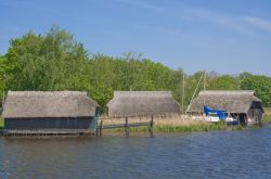 Capanne di pescatori a Prerow, sul mar Baltico. Le coste del Meclemburgo-Pomerania sono una delle principali attrazioni del nord della Germania - © travelpeter / Shutterstock.com