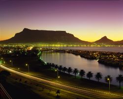 Cape Town e Table Mountain al crepuscolo - Un momento della giornata che moltissimi poeti hanno scritto, diversi artisti hanno raffigurato e molti scrittori hanno decantato. Il crepuscolo si ...