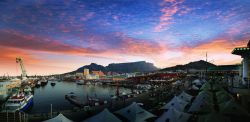 Cape Town al tramonto - Quando ci troviamo di fronte alla bacchetta magica che sa avere solo un tramonto, le reazioni di solito sono due. La prima è quella di cercare un posto per ammirarlo ...