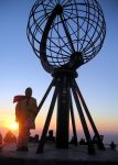 Capo Nord sole di mezzanotte e monumento (Nordkapp) ...