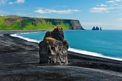La spiaggia di basalto di Vik a Capo Dyrholaey nell'estremo sud dell'Islanda. Il basalto è una roccia eruttiva neovulcanica di colore nero - © Filip Fuxa / Shutterstock.com ...