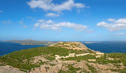 La fortezza di Capo d'Orso, frazione a 3 km da Palau nel nord della Sardegna, in Gallura. Mimetizzata tra le rocce e la vegetazione mediterranea, la struttura difensiva militare fu creata ...