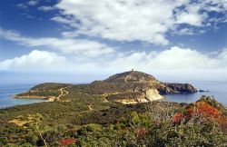 Capo Malfatano una torre di avvistamento nei pressi di Chia in Sardegna - © Pecold / Shutterstock.com