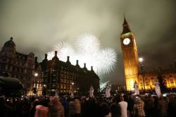 Capodanno a Londra, i fuochi d'artificio nei dintorni del Big Ben. Ai primi dodici rintocchi della mezzanotte, scoccati dal Big Ben, il cielo si riempità di luci e colori - © ...