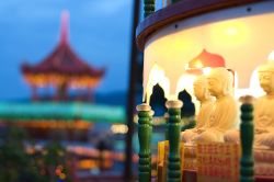 Il Capodanno cinesefesteggiato al tempio Kek Lok Si Temple. La festa ricorre a secondo degli anni tra la fine di gennaio e la seconda metà di febbraio, ed è molto sentita dalla ...